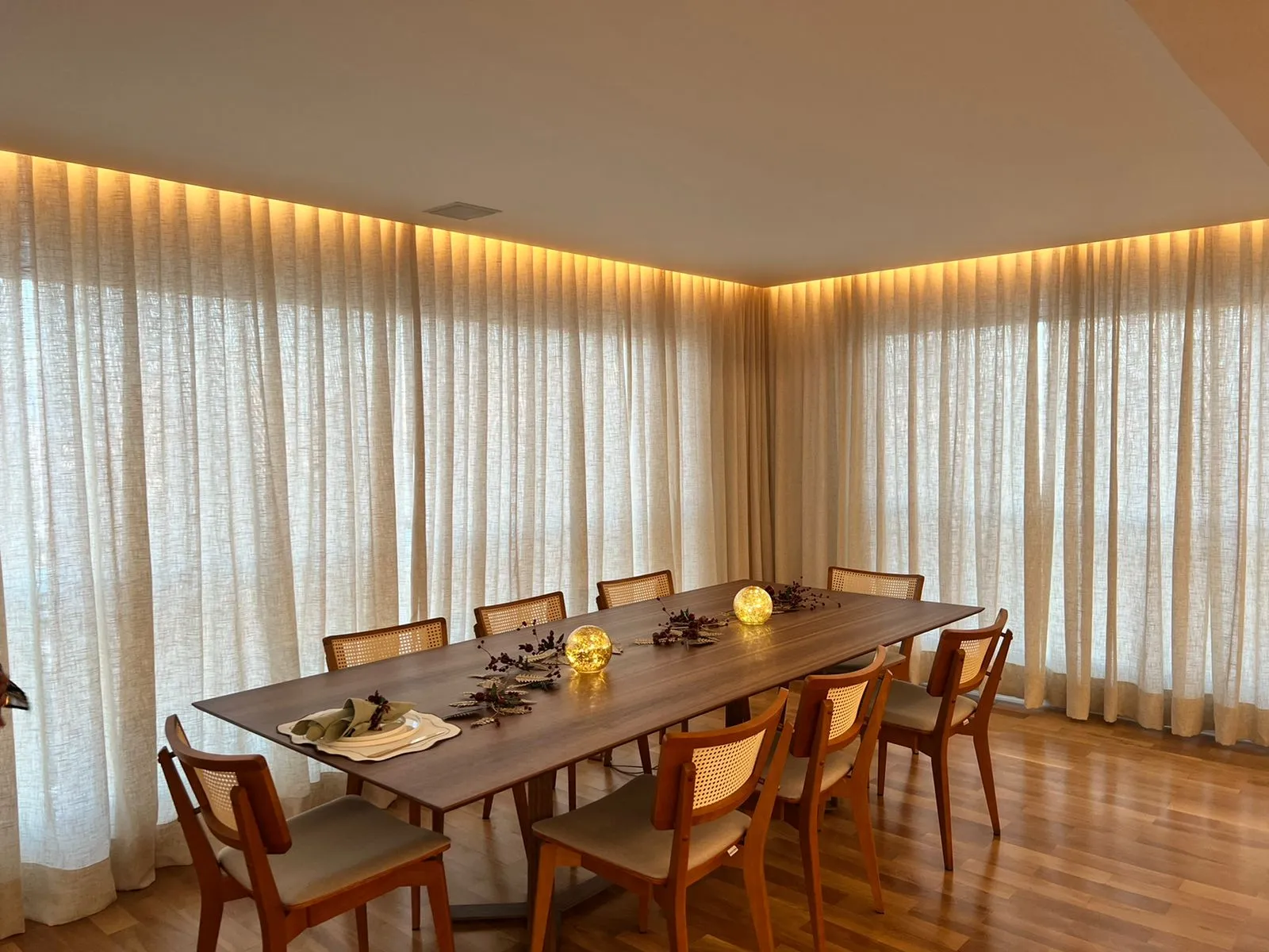 cortinas sob medidas, personalizadas, tecidos, janelas, decoração, ambientes, varandas, sala de estar, quarto, escritório, blackout, translúcidas, estampadas, lisas, luxo, elegância, tendências, modernas, clássicas, praticidade, qualidade, estilo, opções, escolha, combinação, harmonia, proteção solar, privacidade, cortina sob medida sp